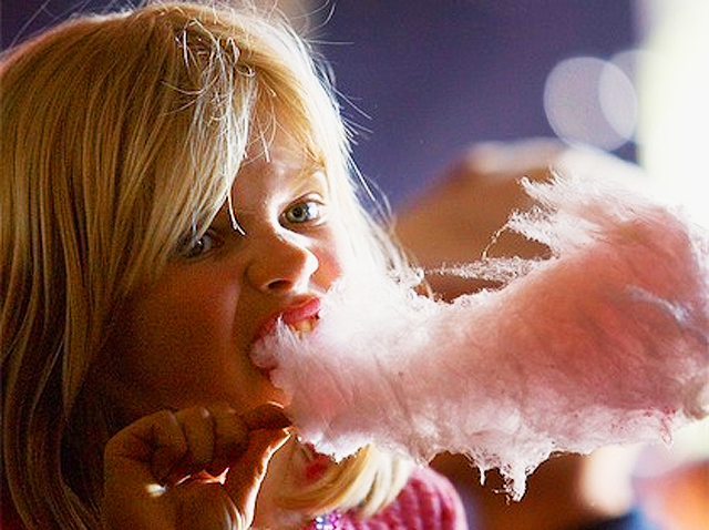 Jeder Biss Zuckerwatte bringt uns ein wenig näher an die Kindheit.