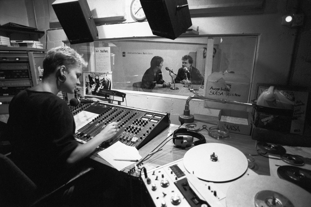 Unorthodox, aber schön: Sendebetrieb bei Radio Lora (vermutlich in den Achtzigerjahren aufgenommen). Foto: Keystone
