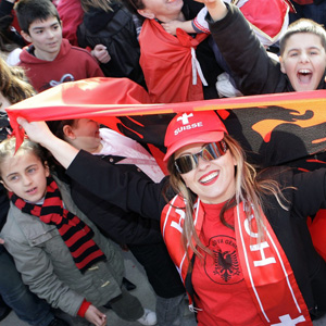 Die meisten Albanerinnen und Abaner sind bestens integriert: Teilnehmerin an einer Kundgebung zur Unabhängigkeit von Kosovo in Genf (Februar 2008). 
