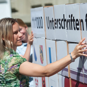 Die Initiative Abtreibungsfinanzierung ist Privatsache ist zustande gekommen: Nationalrätin Andrea Geissbühler (SVP/BE) stapelt in Bern Schachteln mit Unterschriftenbögen. 