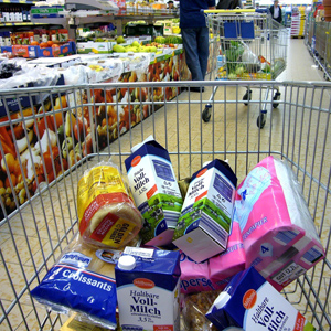 Ennet der Grenze wird der Einkaufskorb viel voller: Deutscher Supermarkt.