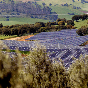Wieso die Frankenstärke nicht nutzen und in erneuerbare Energie im EU-Raum investieren? Solarkraftwerk in Portugal.