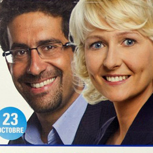 Die Kandidierenden lächeln von den PlakatwändenWahlplakat der Waadtländer FDP-Kandidaten Isabelle Moret und Fathi Derder.