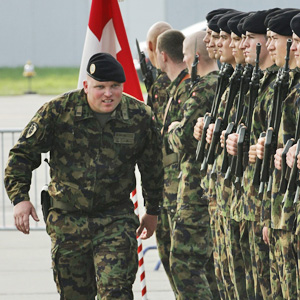 Wie gross soll die Schweizer Armee sein? Soldaten vor dem Besuch des russischen Präsidenten Medwedew.