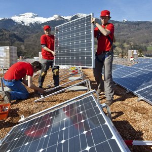 Die Förderung der erneuerbaren Energien wird auch neue Arbeitsplätze schaffen: Mitarbeiter des Energiebüros Zürich montieren Solarpanele in Sevelen (SG). (Bild: Keystone)