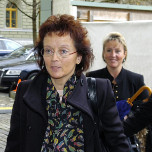 Eveline Widmer-Schlumpf betritt das Bundeshaus nach ihrer Wahl zur Bundesrätin durch einen Seiteneingang.