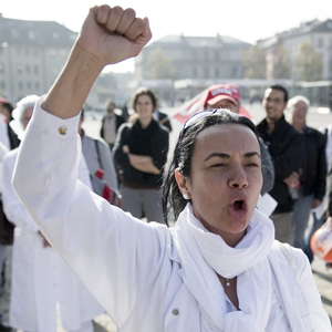 Eine Novartis-Mitarbeiterin protestiert in Nyon gegen die angekündigten Stellenabbau.