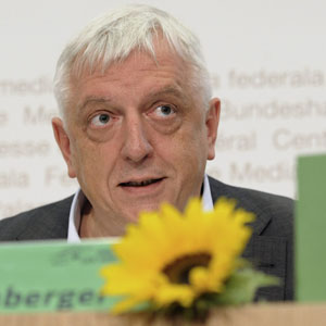 Die spendefreudige Credit Suisse bringt wohl einige Parteien in Gewissensnöte: Grünen-Präsident Ueli Leuenberger. (Keystone)