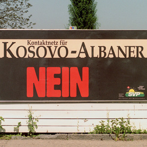 SVP-Plakat gegen einen Kredit für ein Begegnungszentrum für kosovarische Familien.