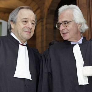 Die Genfer Anwälte Charles Poncet (l.) und Marc Bonnant ausserhalb des Gerichtssaals, 2009. (Keystone)