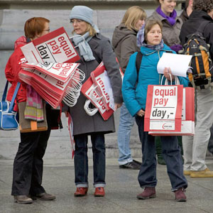 Aktivistinnen verteilen Taschen zum Tag der Lohngleichheit, am Dienstag 10. März 2009 in Bern vor dem Bundshaus. 