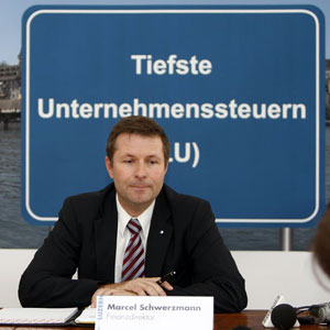 Eigenwerbung: Luzerns Finanzdirektor Marcel Schwerzmann nach der Halbierung des Gewinnsteuersatzes im September 2009. (Bild: Keystone)