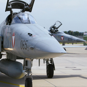 Kooperationen mit Österreich hat es bereits gegeben: Schweizer F-5E-Kampfjet, der 2004 an Österreich vermietet wurde. (Bild: Keystone)