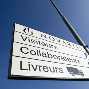 Eingang zum Novartis-Werk in Prangins. (Foto: Keystone)