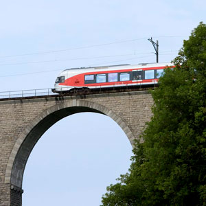 Voyage vers l'inconnu: un train régional sur un viaduc près de Lütisburg, dans la canton de Saint-Gall. (Image: Keystone)