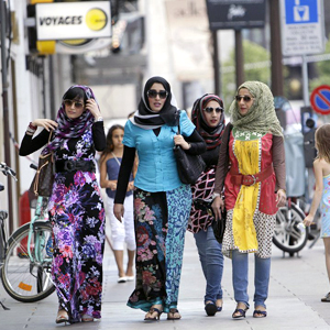 Muslimische Frauen spazieren durch Genf. (Keystone)
