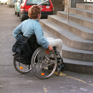 Kein Weiterkommen für eine gehbehinderte Frau. (Foto: Keystone)
