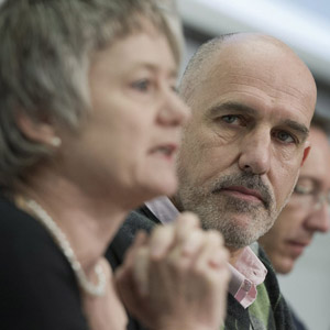 Nationalraetin Jacqueline Fehr (SP-ZH), links, und Jacques de Haller, Praesident FMH, aeussern sich zur Managed-Care-Vorlage, am Freitag 30. Maerz 2012,