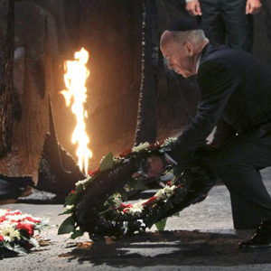 Die Aussagen des Bundespräsidenten irritieren: Ueli Maurer legt bei einem Israel-Besuch an der Holocaust-Gedenkstätte Yad Vashem einen Kranz nieder, 10. Oktober 2010. (Keystone/Tara Todras-Whitehill)