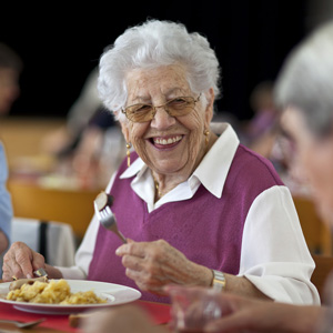 Eine Pensionärin beim Essen. (Keystone/Martin Rütschi)
