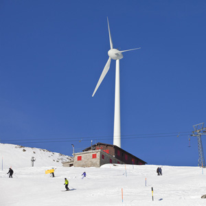 Eine Windturbine in Andermatt, 5. Januar 2011. (Foto: Keystone/Martin Rütschi)
