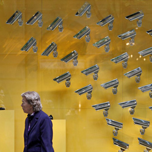 Schaufensterintallation mit Überwachungskameras. (Keystone/Alessandro Della Bella)
