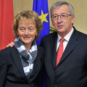 Eveline Widmer-Schlumpf und Jean-Claude Juncker. (EPA/Nicolas Bouvy)