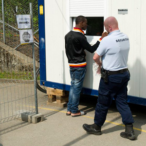 In der Militaerunterkunft Nottwil werden 100 bis 120 Asylsuchende untergebracht und von Securitaspersonal betreut. An einer Medieninformation am Montag, 6. Mai 2013 werden die unterirdischen Raeumlichkeiten besichtigt. (KEYSTONE/Sigi Tischler)