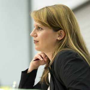 Nationalrätin Chantal Galladé an einer Medienkonferenz der Sicherheitspolitischen Kommision, 9. Oktober 2012. (Keystone/Marcel Bieri)