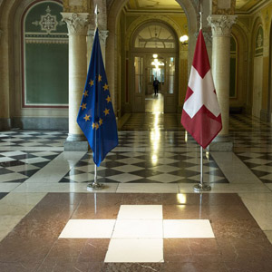 Die Fahnen der EU und der Schweiz stehen im Bundeshaus anlässlich eines Besuches bereit, 6. Mai 2013. (Keystone/Peter Schneider)