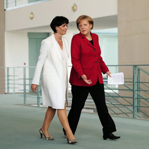Bundesrätin Doris Leuthard besucht die deutsche Bundeskanzlerin Angela Merkel. (EPA/Michael Hanschke)