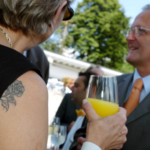Babette Deiss mit Tattoo und ihr Mann, Alt-Bundesrat Josef Deiss, 8. August 2004. (Keystone/Martial Trezzini)