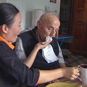 Ein Demenzkranker wird in Thailand gepflegt. (Screenshot: NDR)