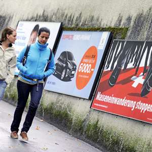 Plakat der SVP gegen Masseneinwanderung in Zuerich am Mittwoch, 14. September 2012. (KEYSTONE/Walter Bieri)