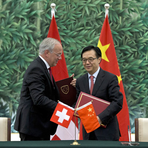 Bundesrat Schneider-Ammann und der chinesische Wirtschaftsminister Gao Hucheng nach der Unterzeichnung des Freihandelsabskommens in Peking, 6.Juli 2013. (Keystone/Alexander F. Yuan)