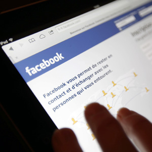 Ein Nutzer loggt sich bei Facebook ein, 31. Januar 2013. (Reuters/Regis Duvignau)