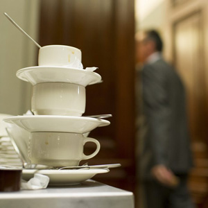 Warm, wärmer, heiss: Kaffeetassen im Sitzungszimmer der Kommission für Wirtschaft und Abgaben, die zur Lex USA tagte. (Bild: Keystone/Gian Ehrenzeller)
