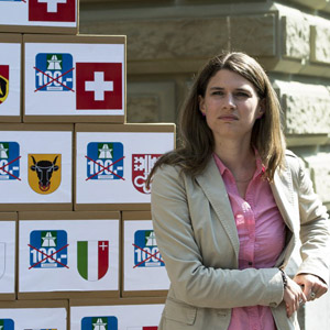 SVP-Nationalrätin Nadja Pieren mit Referendumsunterschriften. (Keystone/Peter Schneider)