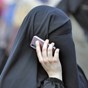 Eine verschleierte Frau in Frankfurt, 20. April 2011. (AP/Mario Vedder)