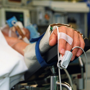 Hand eines Patienten im Spital Uznach, Dezember 2001. (Keystone/Martin Rütschi)