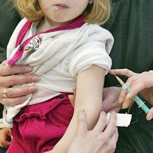 Ein Mädchen erhält eine Masernimpfung. (Keystone)