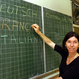 Die Lehrerin Sylvie Antonini während des Sprachunterrichts in Gravesano, 31. Mai 2005. (Keystone/Karl Mathis)