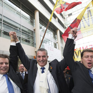 Roger Golay, Eric Stauffer und Mauro Poggia (v. l.) feiern den Erfolg des MCG bei den Genfer Parlamentswahlen, 6. Oktober 2013. (Keystone/Salvatore Di Nolfi)