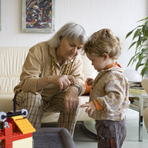 Une grand-mère  joue avec son petit enfant. (Image: Keystone/Gaëtan Bally)