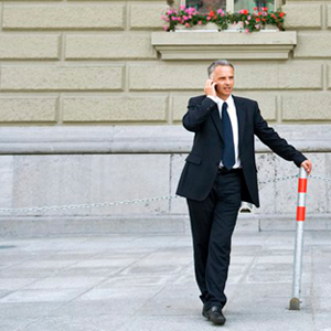 Didier Burkhalter au téléphone devant le Parlement. (Image: Keystone)