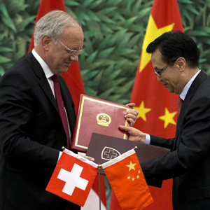 Bundesrat Schneider-Ammann und Chinas Handelsminister Gao Hucheng tauschen am 6. Juli 2013 die unterzeichneten Handelsverträge aus. (Keystone)