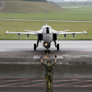 Ein Gripen C der schwedischen Luftwaffe (Svenska flygvapnet) steht auf dem Luftstuetzpunkt in Payerne, am Dienstag, 8. Oktober 2013. 