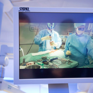 Übertragung einer Operation in Lausann, 3. Oktober 2013. (Keystone/jean-Christophe Bott)