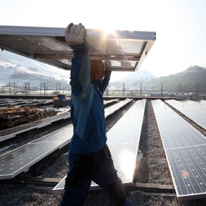 Solarstrom wird immer günstiger: Solarzellen auf dem Flachdach der Migros-Filiale in Stans. (Keystone)
