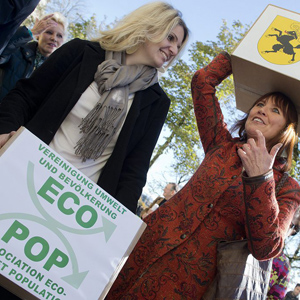Des militants récoltent  des signatures pour l'initiative d’ECOPOP «Halte à la surpopulation», novembre 2012. (Image : Keystone / Marcel Bieri)